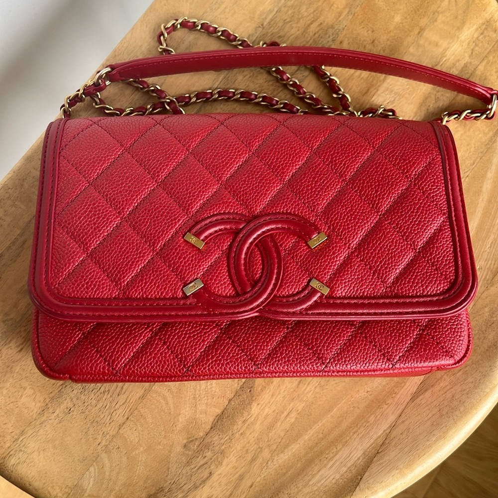 Chanel CC Filigree Classic Flap Red Caviar
Authentic Chanel bag!